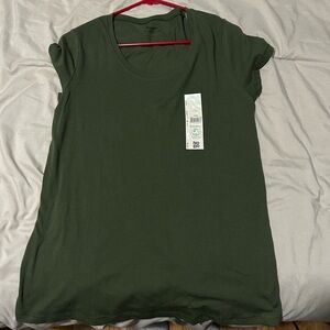 Never worn, Dark green No boundaries tee shirt with great quality. Size Large.